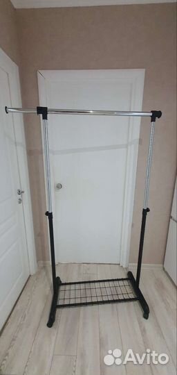 Вешалка напольная на колесах