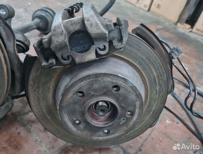 Кулак задний левый правый со ступицей Mercedes 211