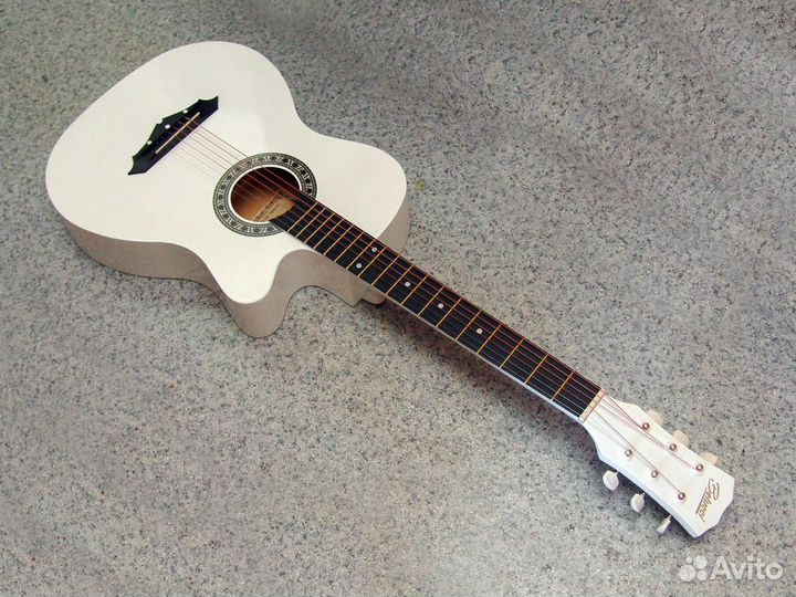 Гитара белого цвета