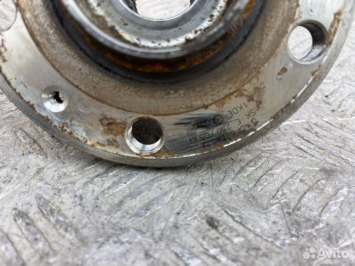 Ступица передняя Volkswagen Passat B6