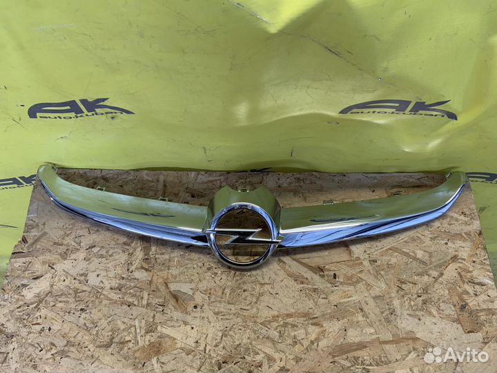 Решетка радиатора Opel Astra J новый оригинал. Пер