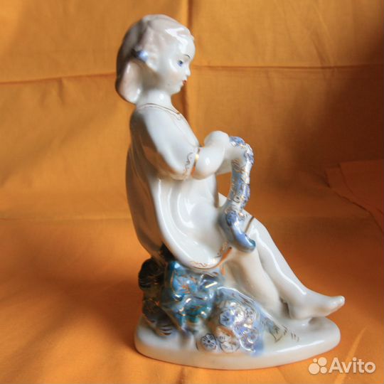 Фарфор: Статуэтка «Девочка с венком»
