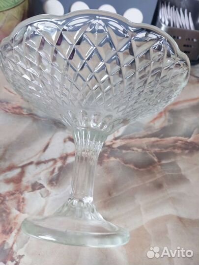Блюдо стеклянное на ножке для фруктов и конфет