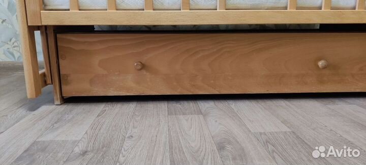 Детская кроватка с поперечным маятником и ящиком