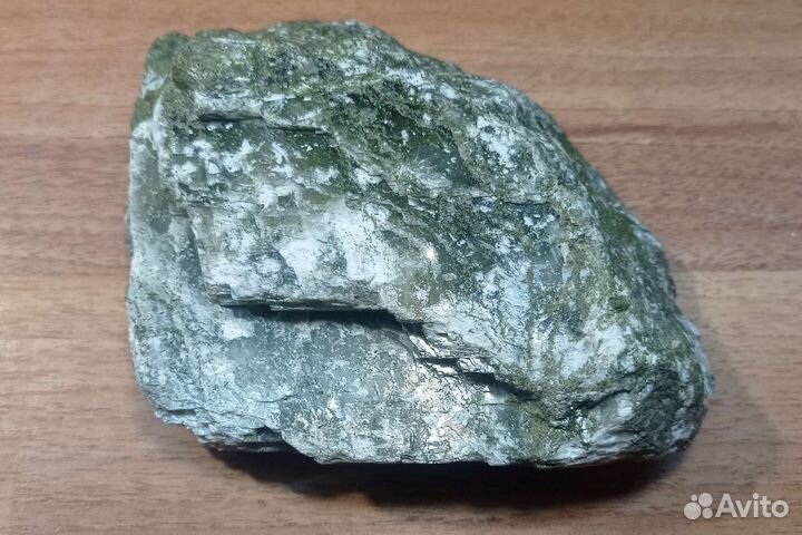 Минерал кальцит с эпидотом