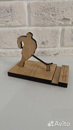 Подставка для телефона хккеист из дерева