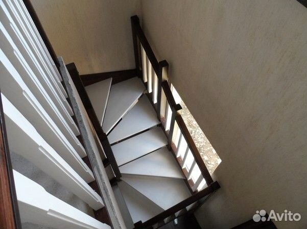 Межэтажная деревянная лестница