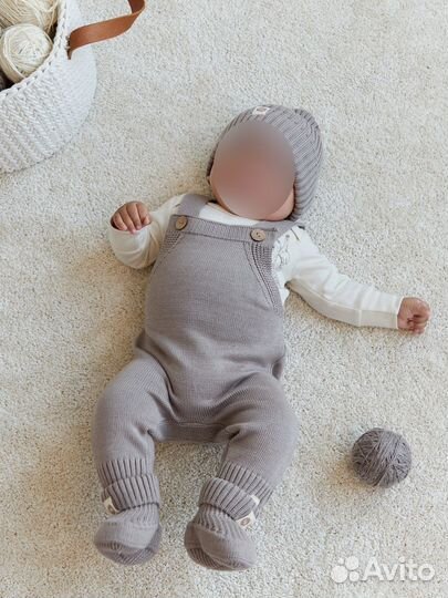 Полукомбинезон вязаный для малышей