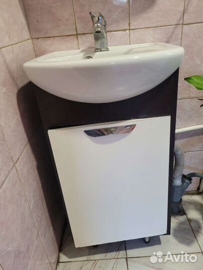 Раковина с тумбой и зеркалом
