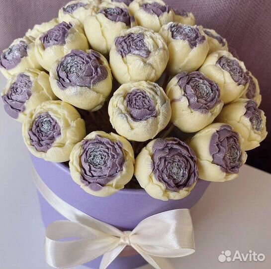 Букет в шляпной коробке из пионов