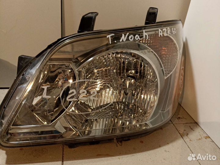 Фара Toyota Noah AZR60