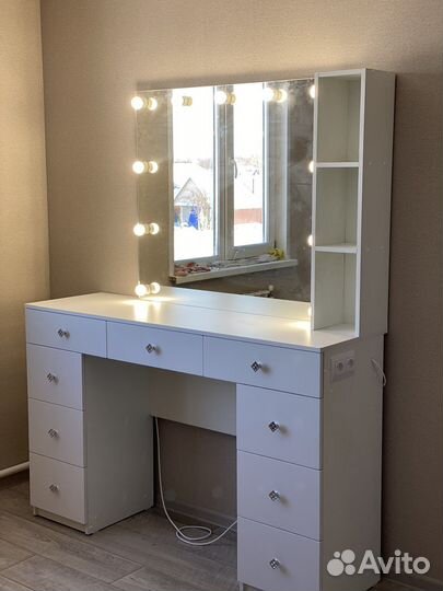 Столик для макияжа с зеркалом и полочкой