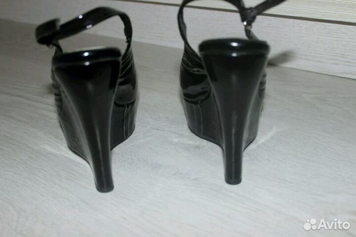 Лаковые туфли на танкетке