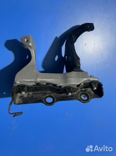 Крепление подушки двигателя переднее левое Toyota