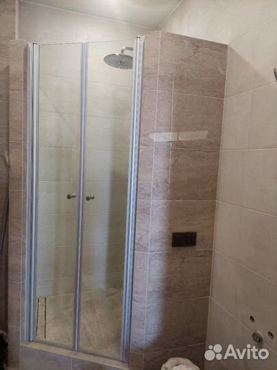 Стеклянные душевые перегородки