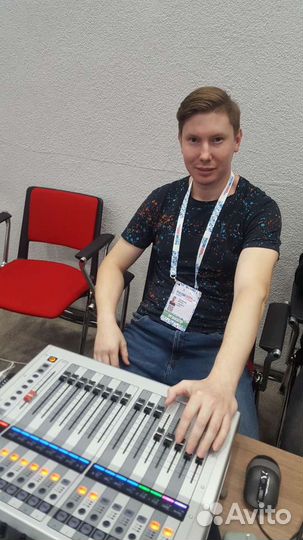 Dj Ди-Джей,звукооператор с оборудованием