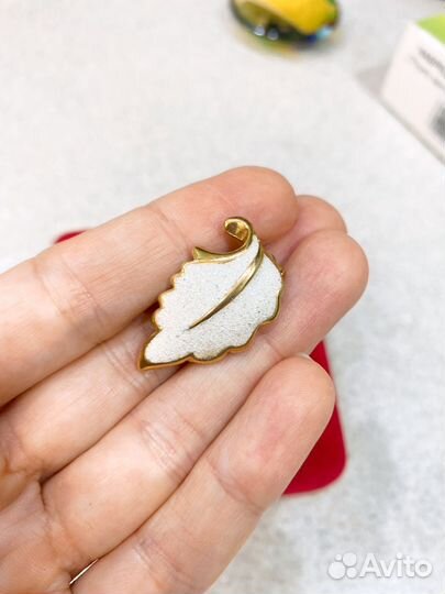 Набор украшений. Брошь и клипсы