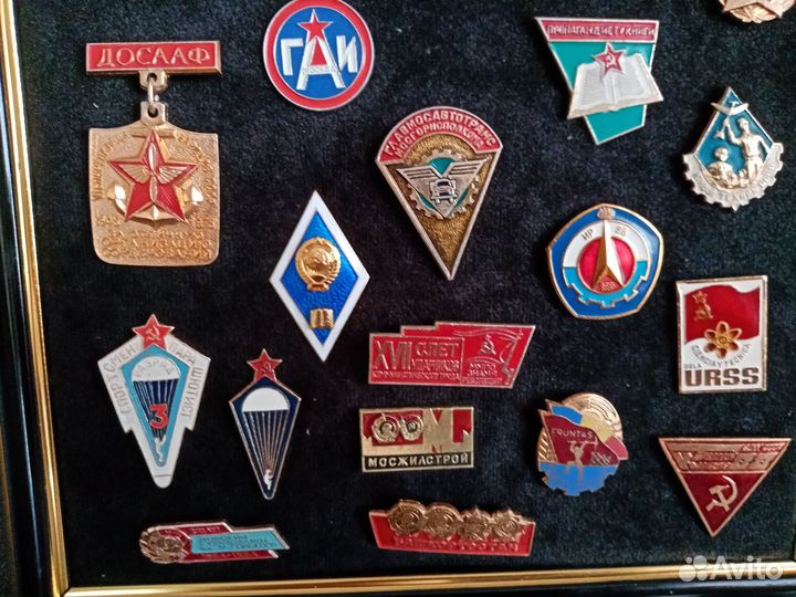 Значки советской эпохи в рамке
