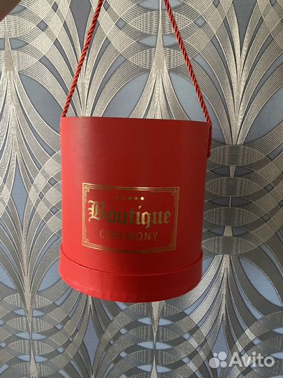 Подарочная коробка круглая красная