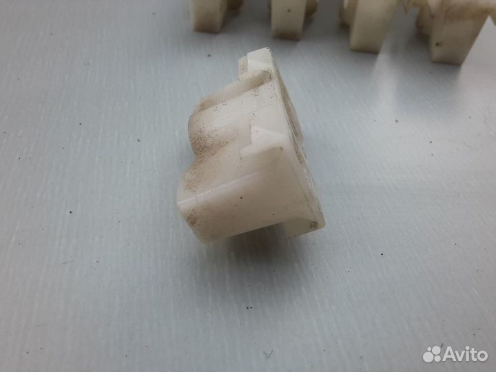 Клипса молдинга крыши Skoda Octavia A4 Tour