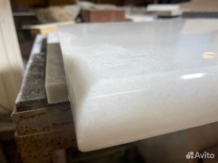 Подоконник из белого мрамора