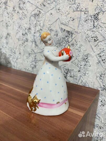 Статуэтка фарфор СССР Девушка с чайником