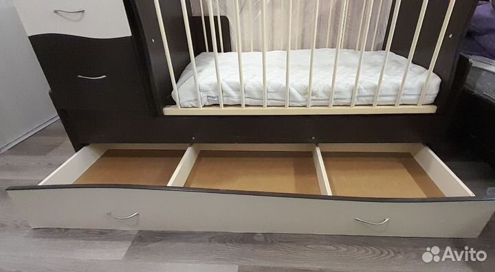 Детская кроватка с маятником