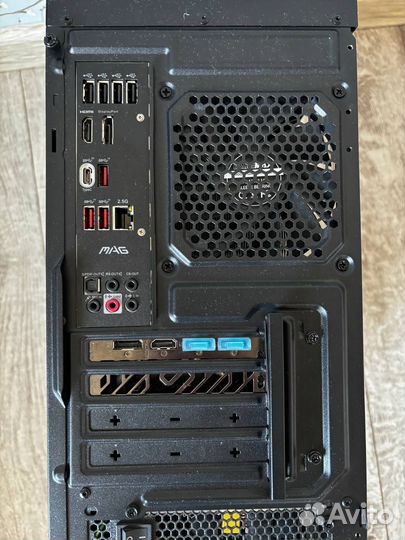 Игровой компьютер с монитором и клавиатурой