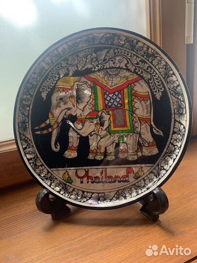Тарелка сувенир из Таиланда с подставкой слоны