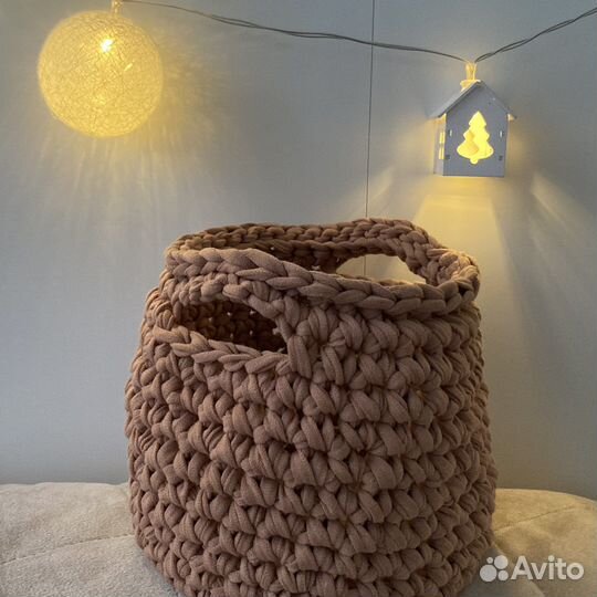 Вязаная корзинка с ручками ручной работы