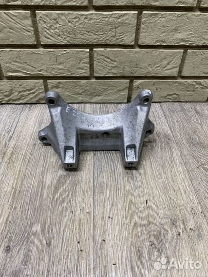 Mercedes C-class W204 Кронштейн задний кпп