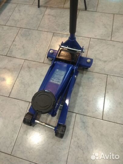 Домкрат подкатной 3т