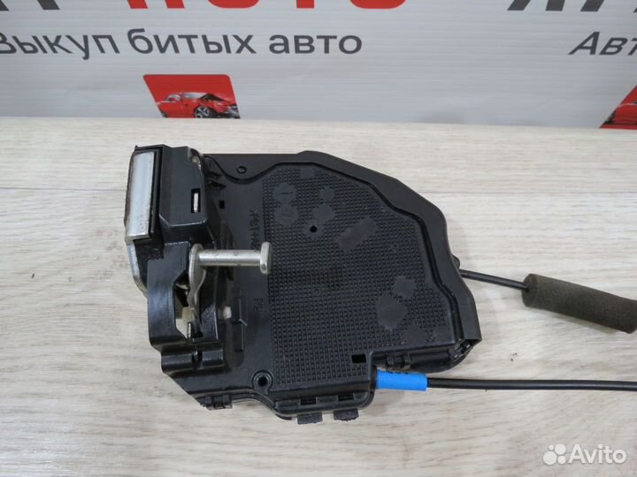 Замок двери задний правый Toyota Camry 50