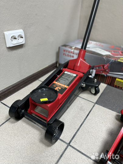 Домкрат подкатной 3т гидравлический