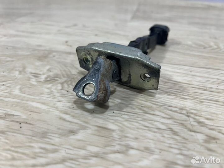 Ограничитель двери Toyota Camry V50 2011-2018