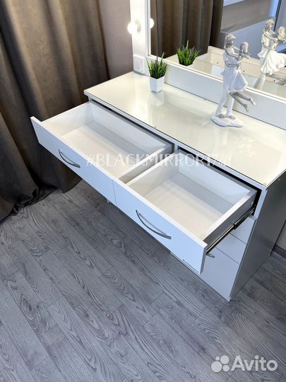 Столик с зеркалом и подсветкой для макияжа