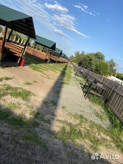 Пляж с беседками