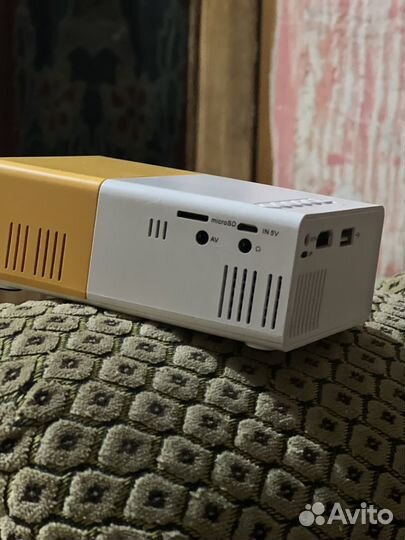 Мини проектор мультимедийный для фильмов YG-300