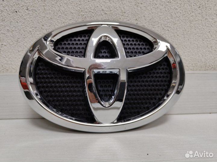 Эмблема решетки радиатора Toyota Land Cruiser