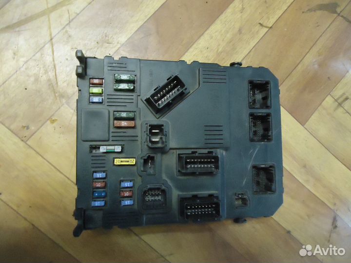 Накладка стойки передней правой Peugeot 1007