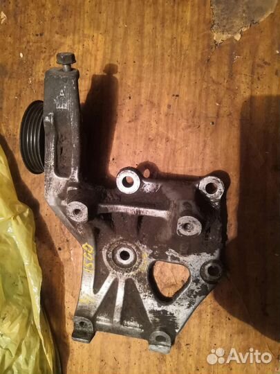 Кронштейн кондиционера с роликом