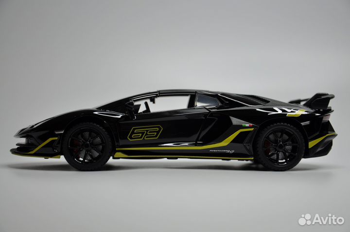 Модель автомобиля Lamborghini Aventador SVJ металл