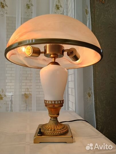 Настольная лампа