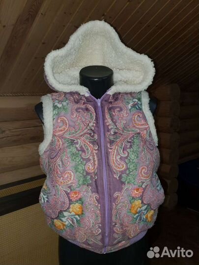 Жилетка безрукавка с капюшоном