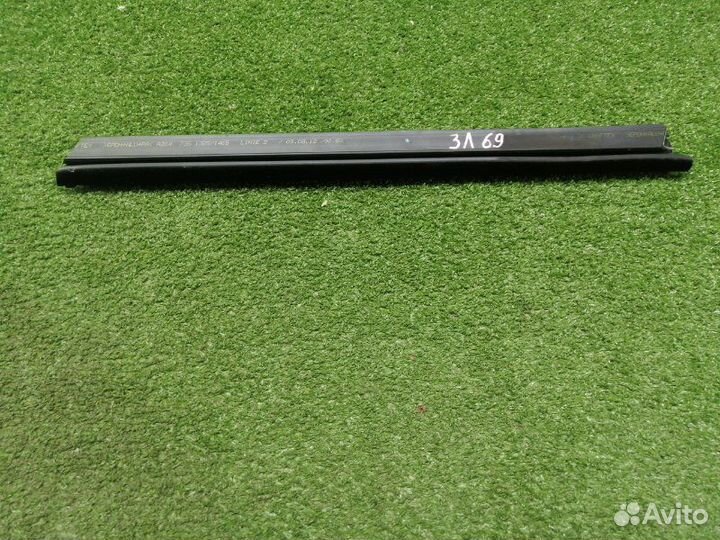 Уплотнитель стекла двери задний левый Mercedes Glk