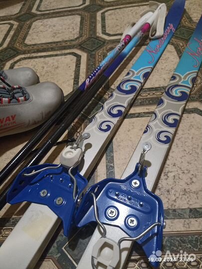 Лыжи с палками и ботинками