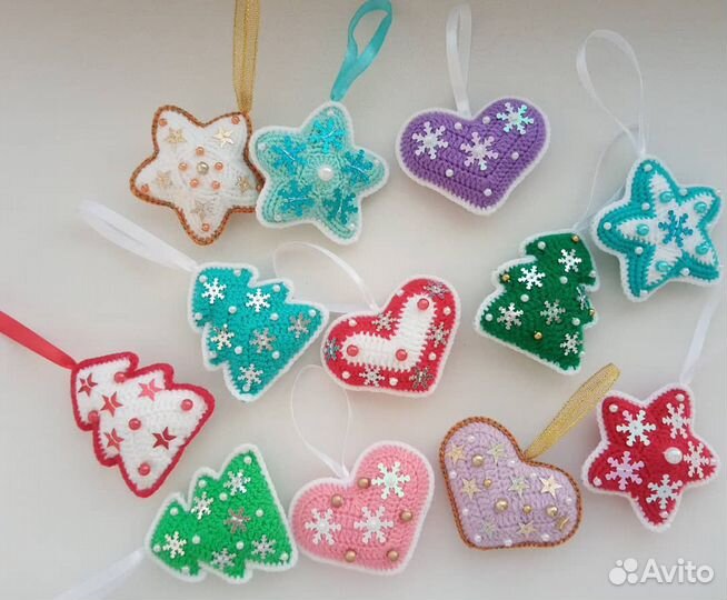 Вязаные елочные игрушки с декором