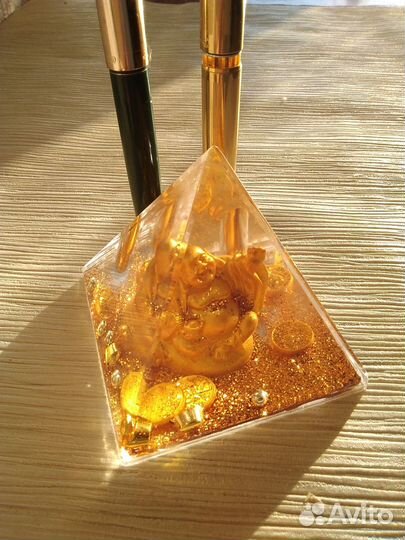 Сувенир пирамида подставка для ручек