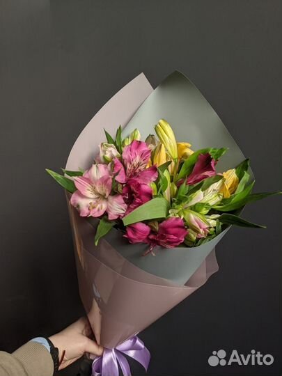 Букет из 7 фиолетовых и жёлтых альстромерий