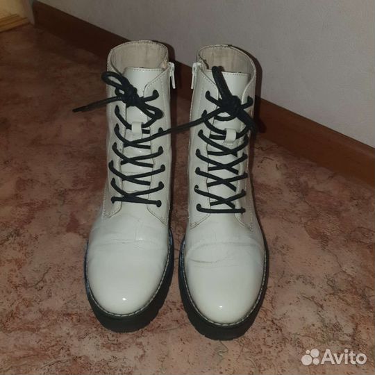 Белые ботинки
